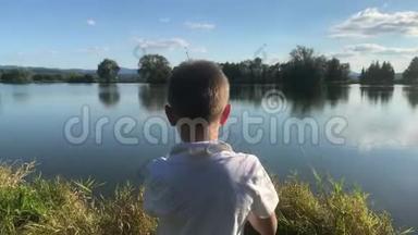 在湖边钓鱼的男孩。 美丽的鱼塘<strong>巴丁</strong>附近，班斯卡比斯特里察，斯洛伐克。 捕鱼的地方。 阳光照耀着鱼塘